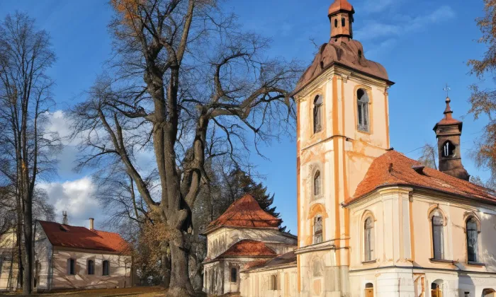 Kostel svatého Stanislava (Mořina) – autumn