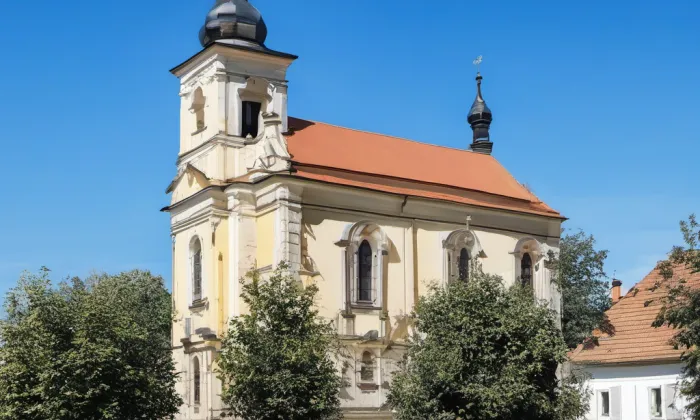Kostel svatého Václava (Veliš) – summer