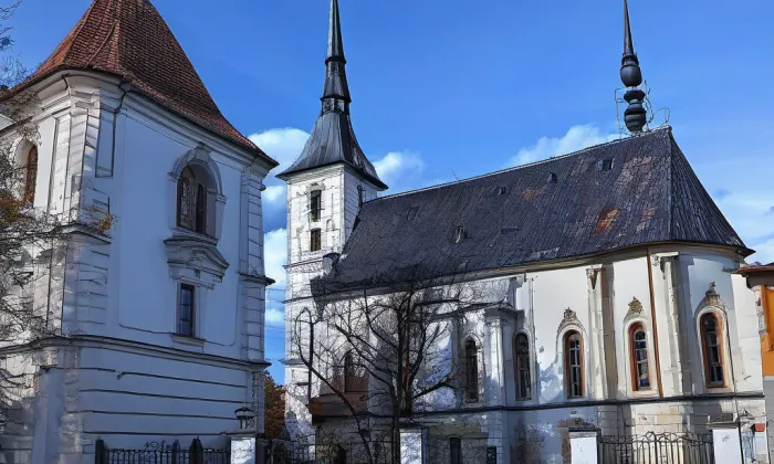 Kostel svatého Vavřince (Veliká Ves) – autumn
