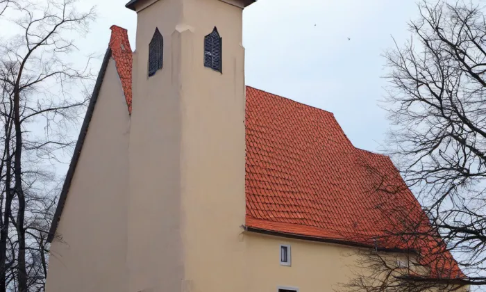 Kostel Všech svatých (Slivenec) – noc