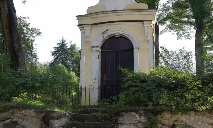 Pohřební kaple Latourů – summer