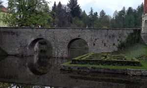 most k zámku Červená Lhota